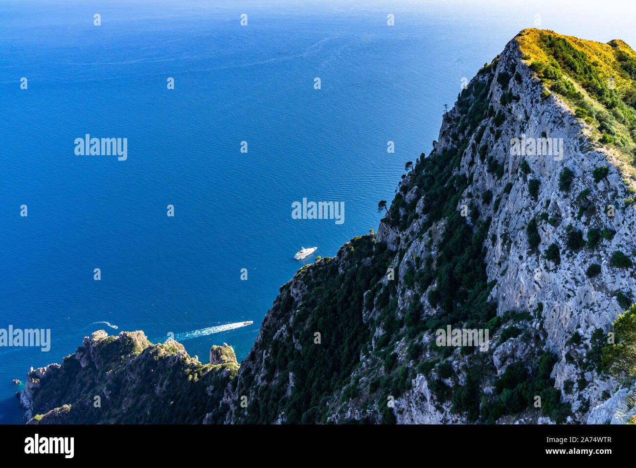 Belle vue de Capri et la mer Méditerranée depuis le Monte Solaro, Campanie, Italie Banque D'Images