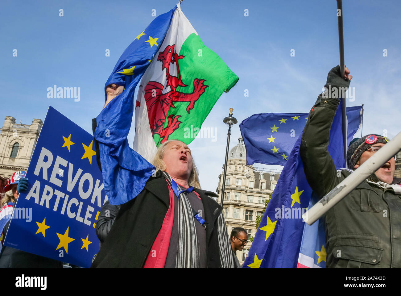 Westminster, London, UK, le 30 Oct 2019. Pro-et anti-Brexit protestataires continuent de rassembler à l'extérieur du Parlement de Westminster comme députés à l'intérieur de participer aux questions au premier ministre. Credit : Imageplotter/Alamy Live News Banque D'Images