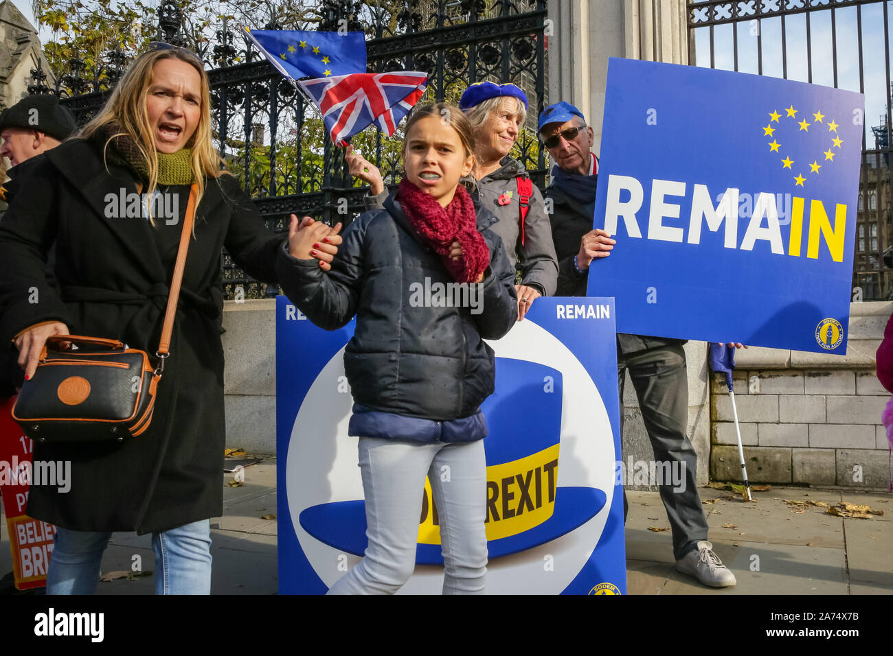 Westminster, London, UK, le 30 Oct 2019. Pro-et anti-Brexit protestataires continuent de rassembler à l'extérieur du Parlement de Westminster comme députés à l'intérieur de participer aux questions au premier ministre. Credit : Imageplotter/Alamy Live News Banque D'Images