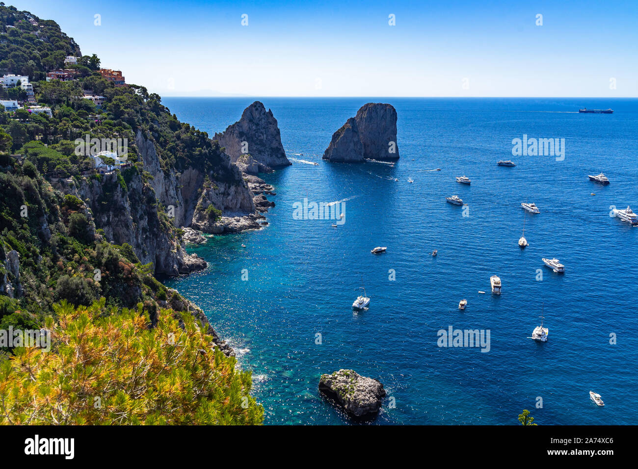 Seascape pittoresque de jardins d'Auguste vue avec les faraglioni, la plupart des plus emblématiques de la vue de Capri, Italie Banque D'Images