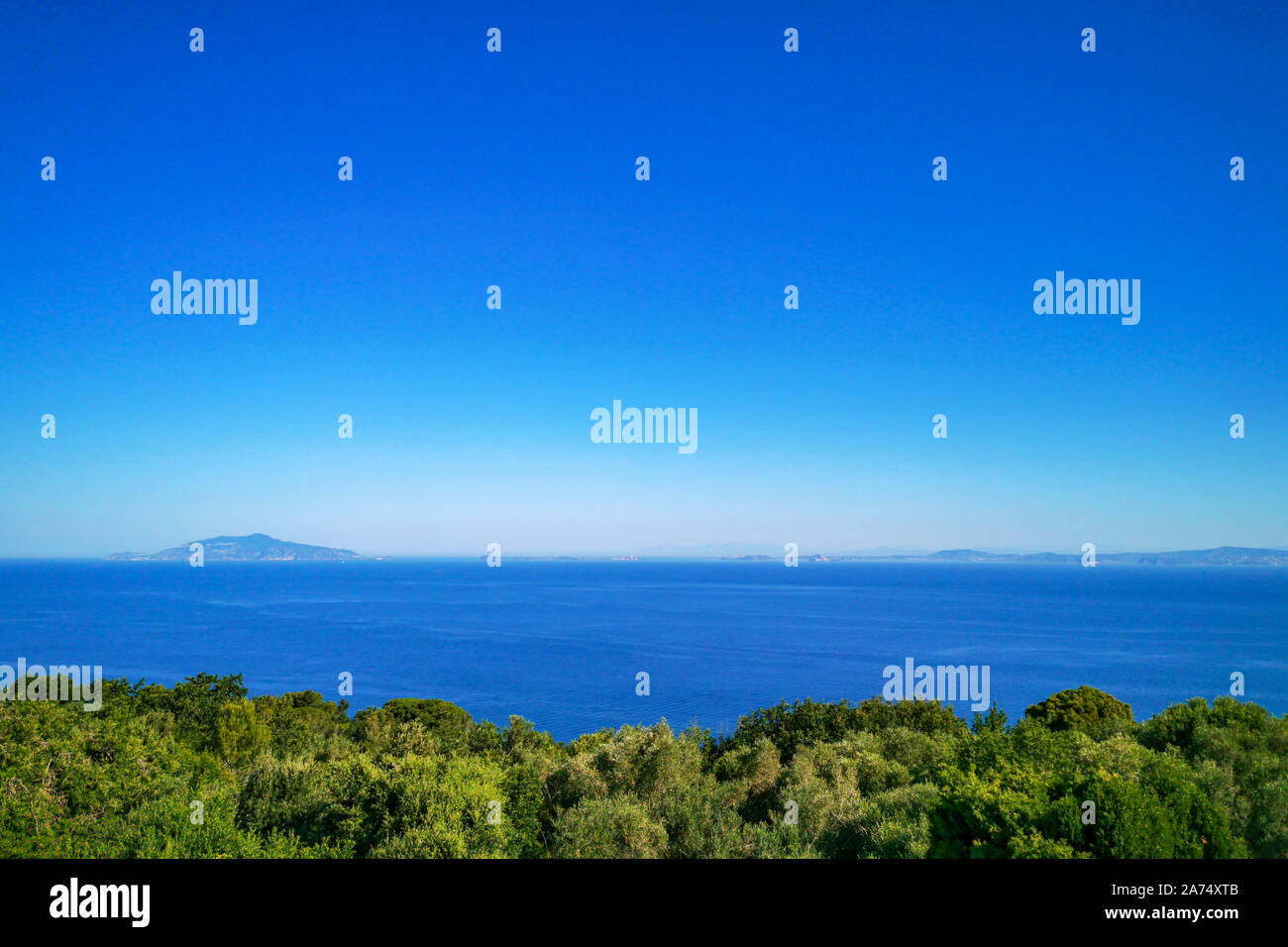 Seascape dans une journée ensoleillée de Anacapri avec vue sur le golfe de Naples et l'île d'Ischia sur la droite, Campanie, Italie Banque D'Images