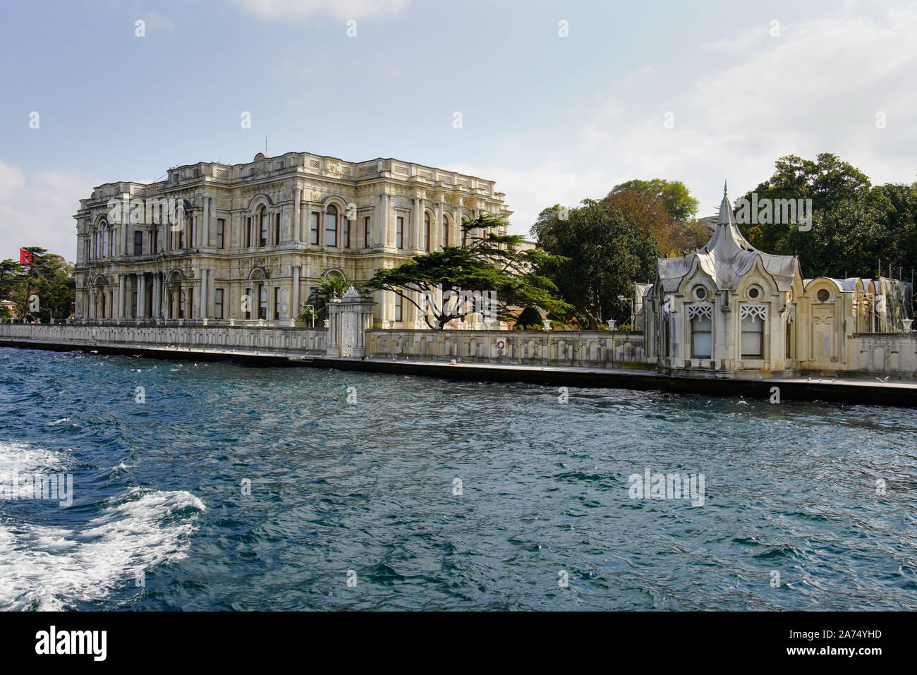 Vue sur le Palais Beylerbeyi du détroit du Bosphore. Istanbul (côté asiatique), la Turquie. Banque D'Images