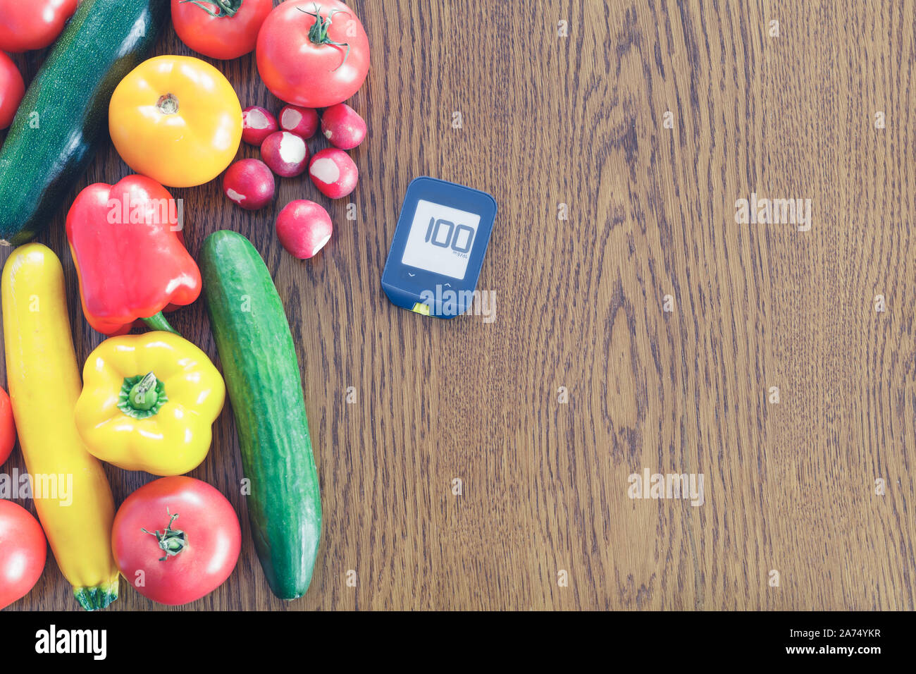 Régime alimentaire sain pour la notion, les légumes sur la table Banque D'Images