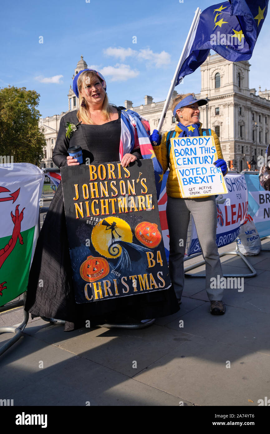 Westminster, England, UK. 30 octobre 2019. Les manifestants restent en face de la Chambre des communes de célébrer un nouveau retard dans la mise en œuvre Brexit, soulignant que le délai de l'Halloween rendez-vous par avec le Royaume-Uni encore dans l'Union européenne, contrairement aux promesses faites par le Premier Ministre. Femme en costume signe avec Boris Johnson's Nightmare Before Christmas Crédit : JF Pelletier/Alamy Live News. Banque D'Images