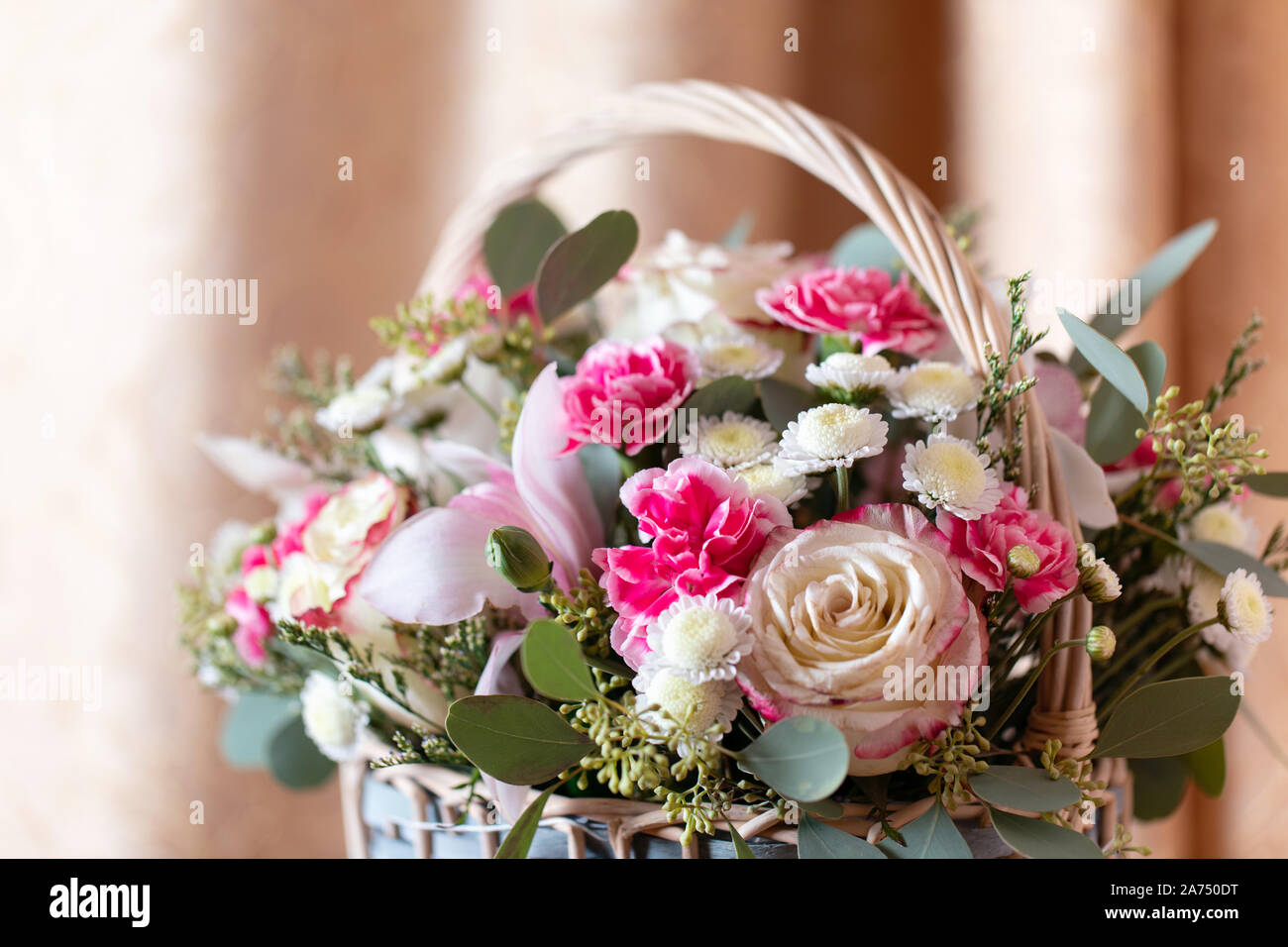 Close up of pink flower arrangement. Rose, Dianthus, Alstroemeria, chrysanthème, Eucalyptus. Bouquet de fleurs de printemps dans le panier. Banque D'Images