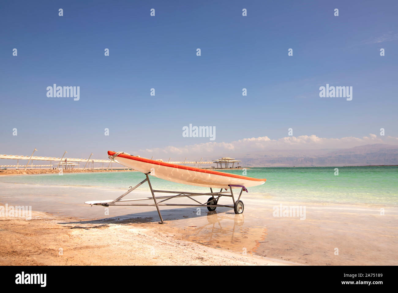 Sauvetage Stable SUP Stand Up Paddle board sur la plage de la Mer Morte Banque D'Images