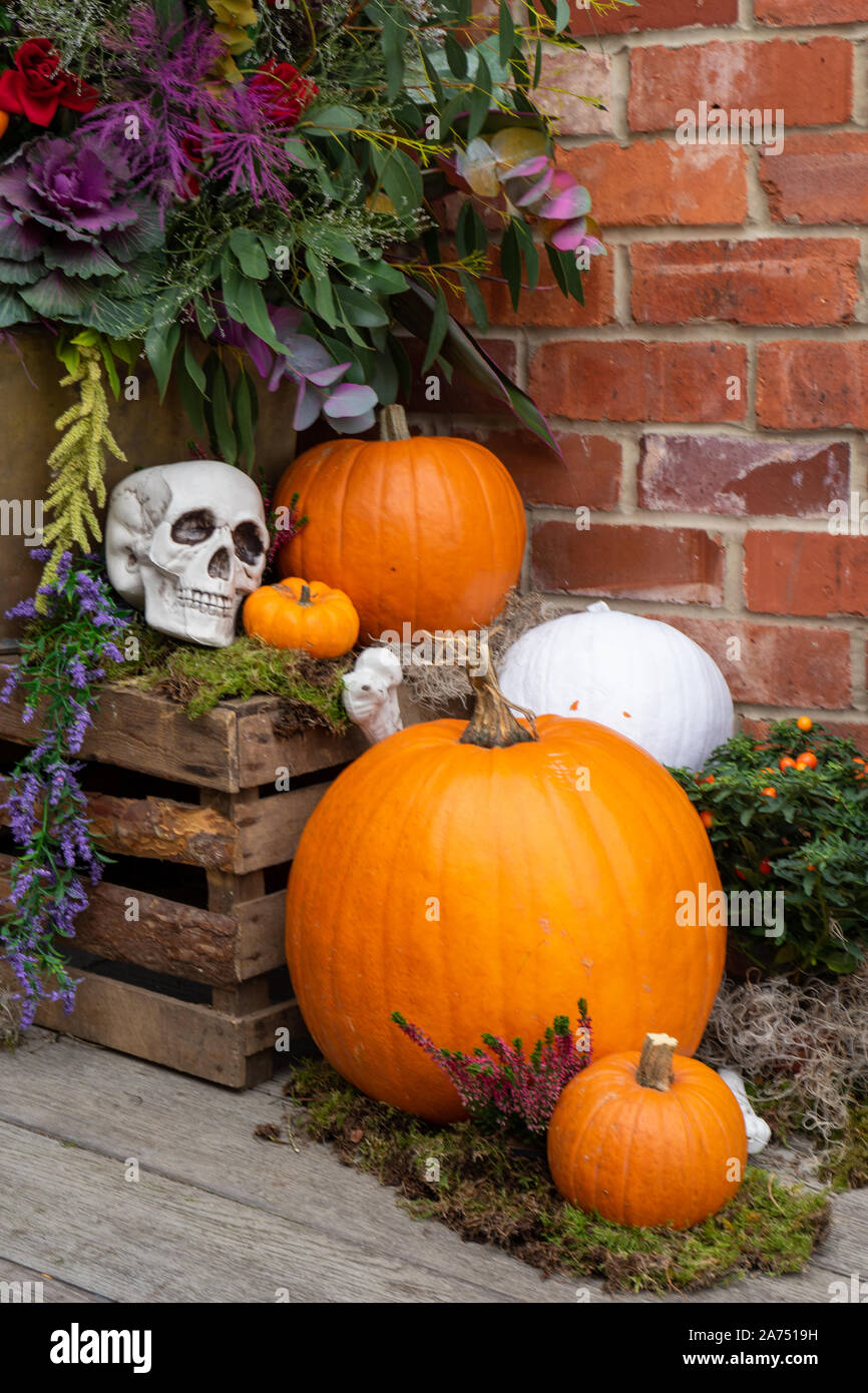 Un affichage sur un porche d'Halloween avec des citrouilles et des crânes Banque D'Images