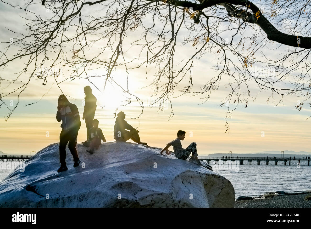 Les gens sur le dessus de la white rock, White Rock, British Columbia, Canada Banque D'Images