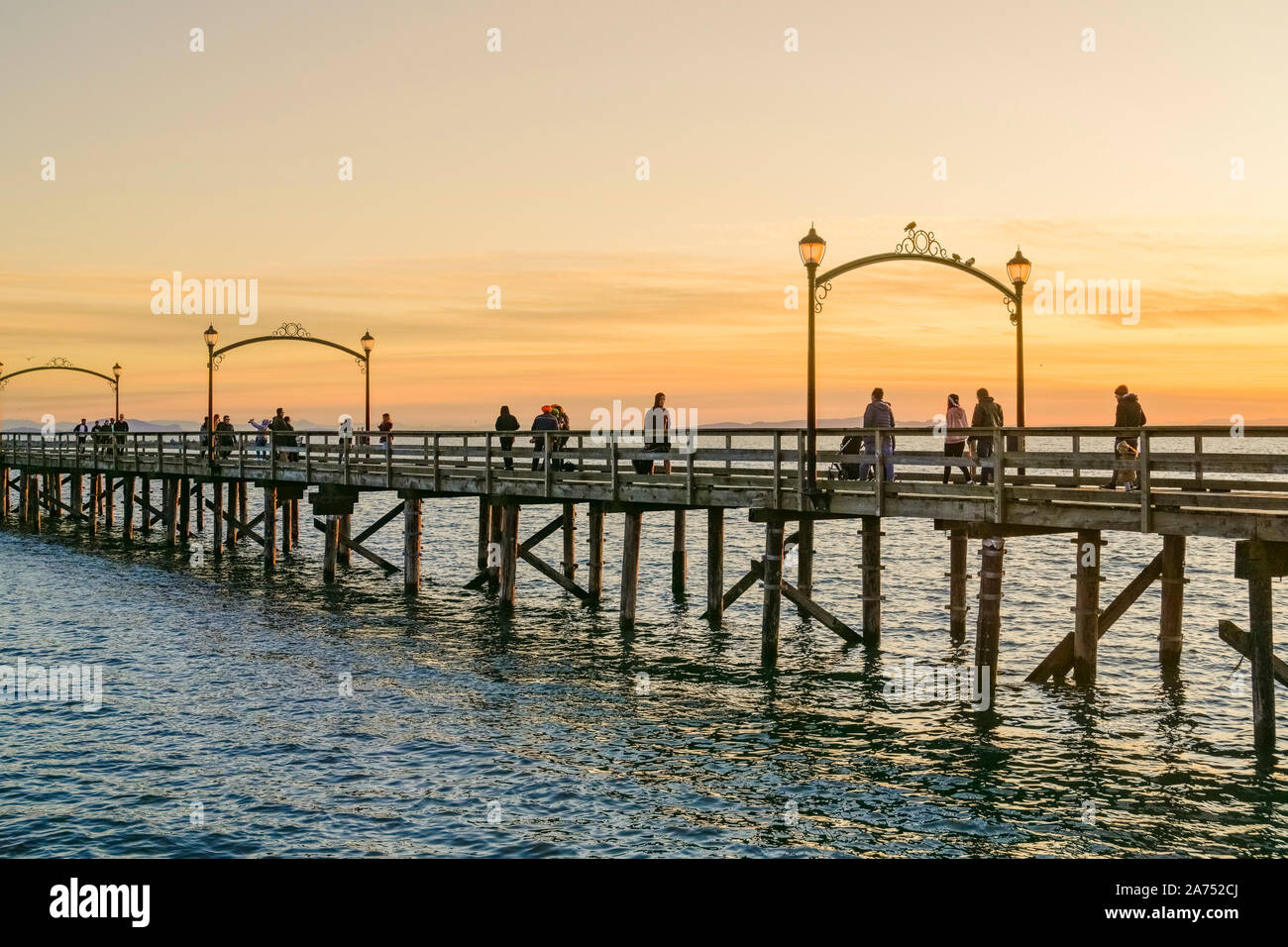 Une balade au coucher du soleil, White Rock Pier, White Rock, British Columbia, Canada Banque D'Images