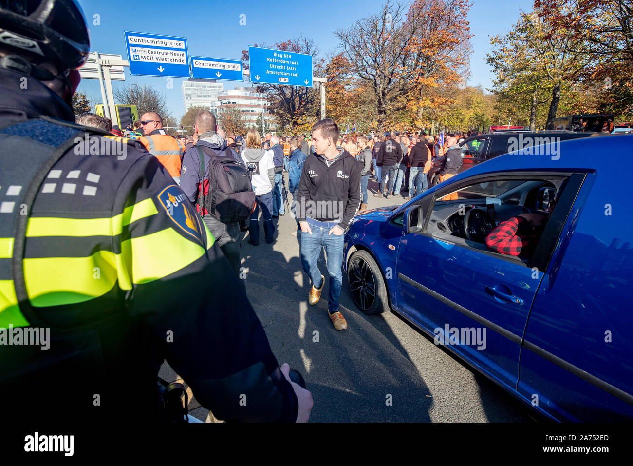 La Haye, Malieveld, 30-10-2019, de la construction et des infrastructures, la drague, les entrepreneurs paysagistes et protestent contre la politique du gouvernement et de l'APFC L'azote standard mercredi. Mardi, le ministère des infrastructures a annoncé qu'il veut faciliter les mesures autour de propositions avant le 1er décembre. Et le gouvernement devrait annoncer des mesures d'urgence autour d'émissions d'azote aujourd'hui. Mais le secteur de la construction s'inquiète que ces mesures seront trop tard pour sauver leur entreprise de la faillite. Banque D'Images