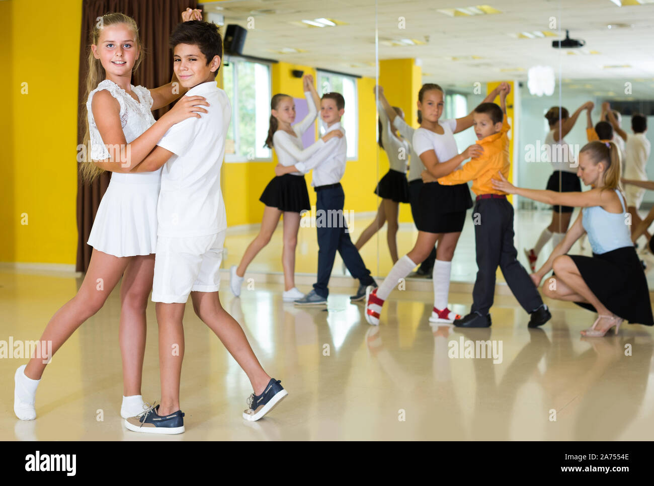Les enfants russes souriants danser La danse en classe paire Banque D'Images
