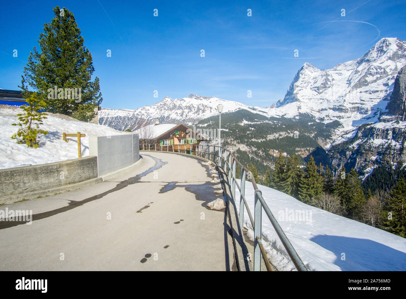 Balade entre Murren village de Suisse à la station de téléphérique d'un très beau chemin à travers un paysage magnifique des montagnes enneigées. Banque D'Images