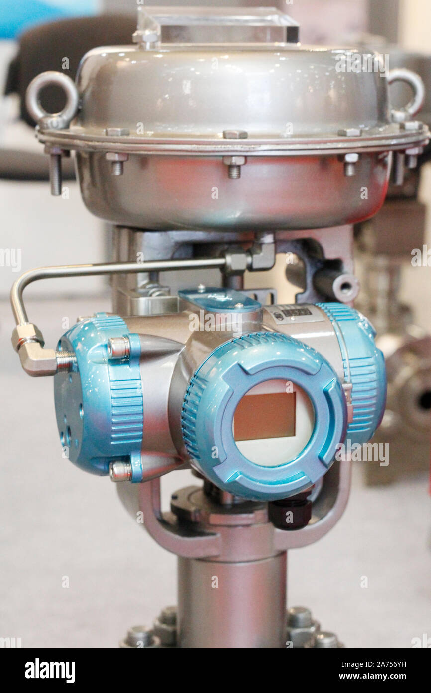 Grande fonte acier distributeur pour applications industrielles. Distributeur industriel. Éléments de l'équipement de la station de compression moderne. Banque D'Images