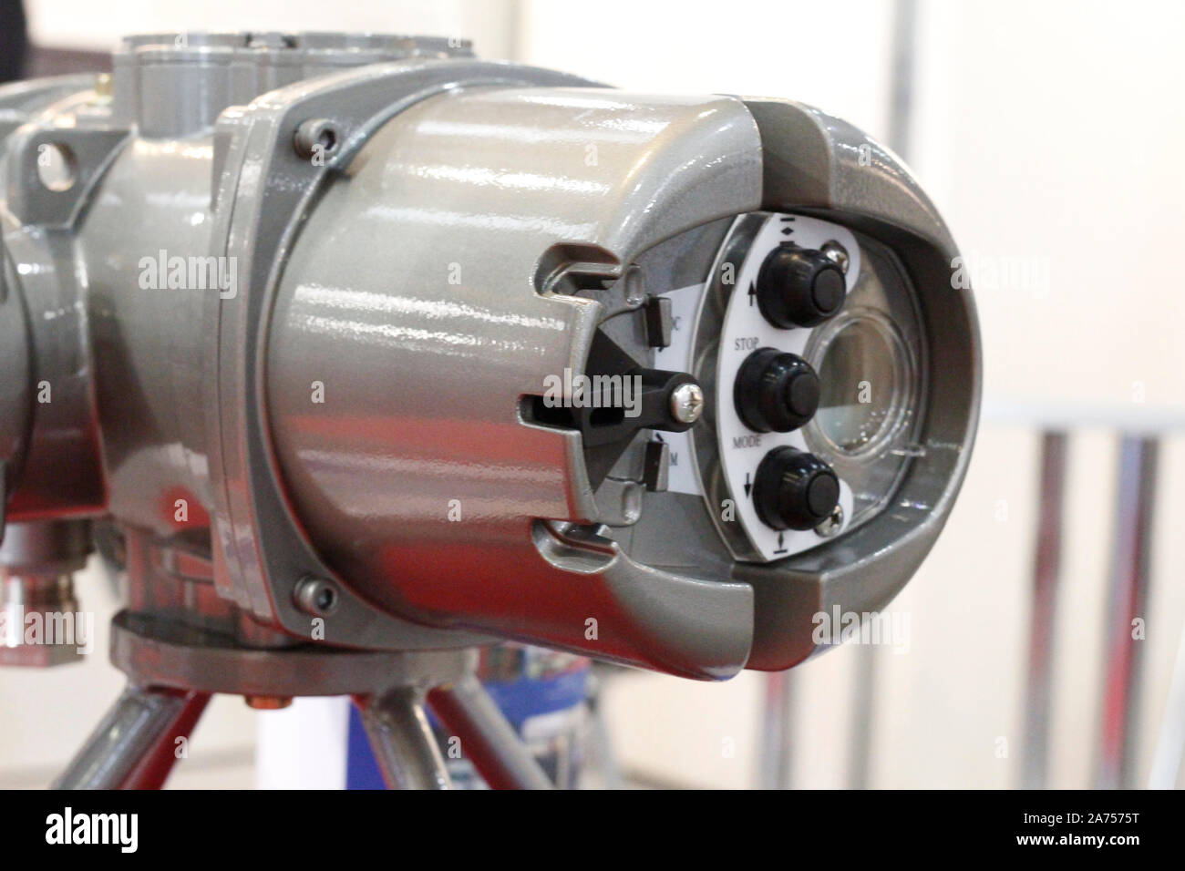 Grande fonte acier distributeur pour applications industrielles. Distributeur industriel. Éléments de l'équipement de la station de compression moderne. Banque D'Images