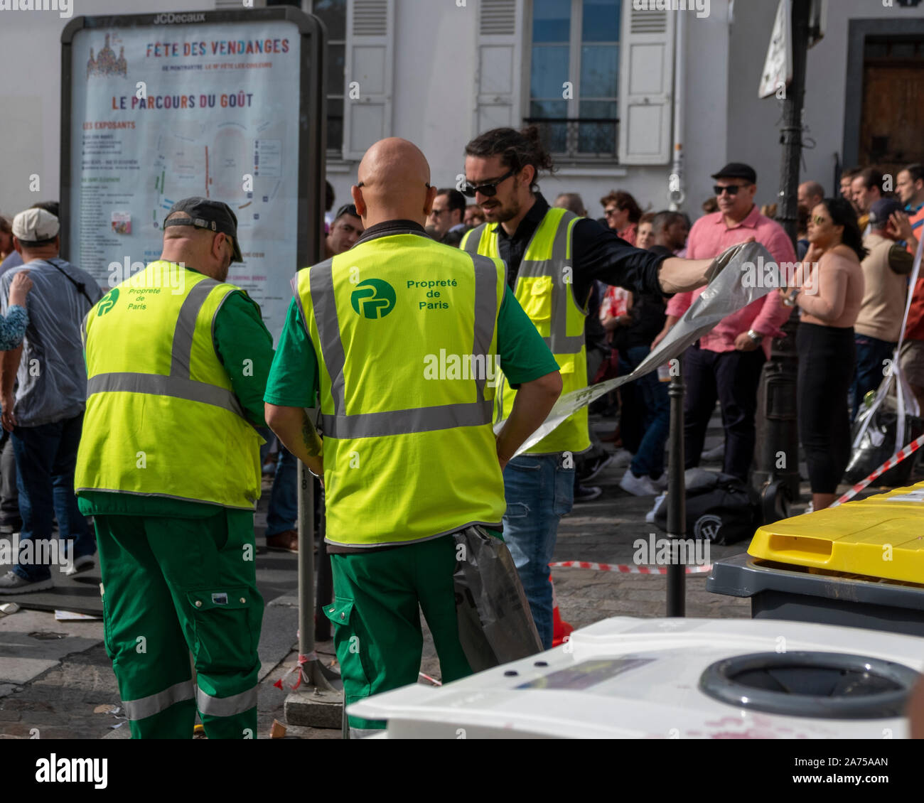 Jaune : la gestion des déchets les travailleurs de fournir de nouveaux gilets jaunes pour les bacs à un festival de rue à Paris Banque D'Images