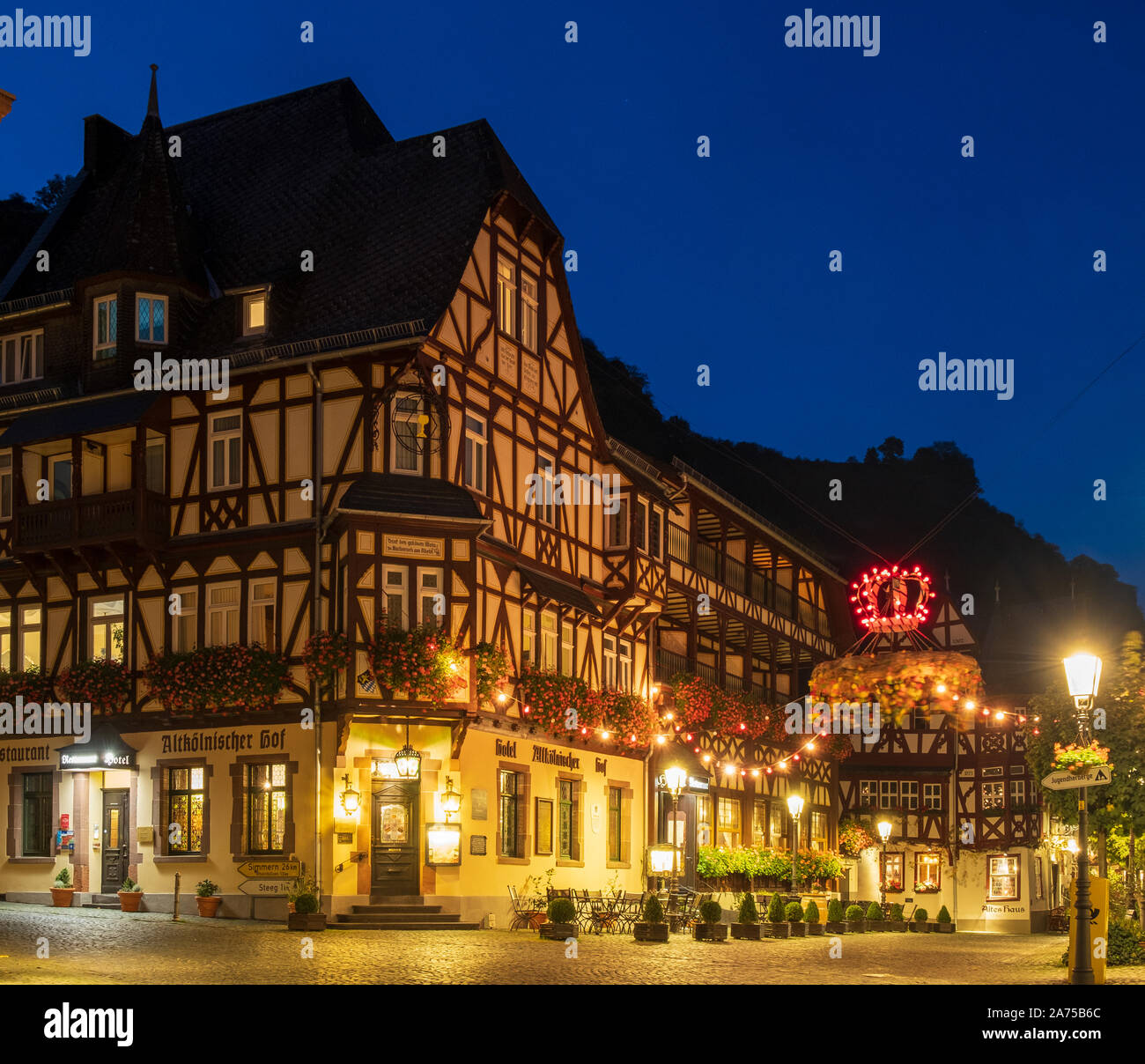 Bâtiments illuminés à colombages dans le centre de la ville allemande de Bacharach la nuit Banque D'Images