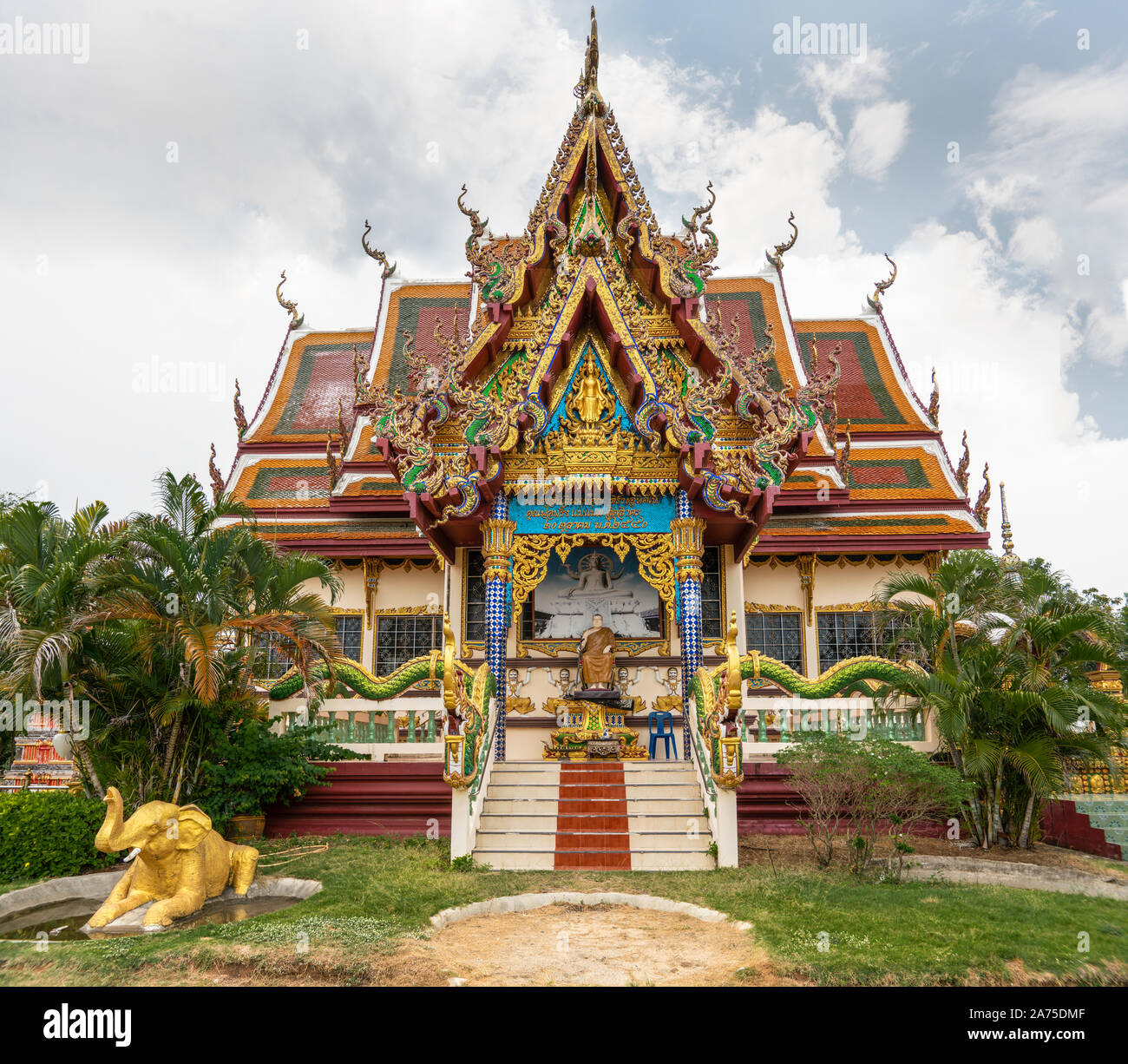 L'Île de Ko Samui, Thaïlande - Mars 18, 2019 : Wat Laem Suwannaram Temple Bouddhiste chinois. Richement décorés aux couleurs de façade avant avec severa Banque D'Images