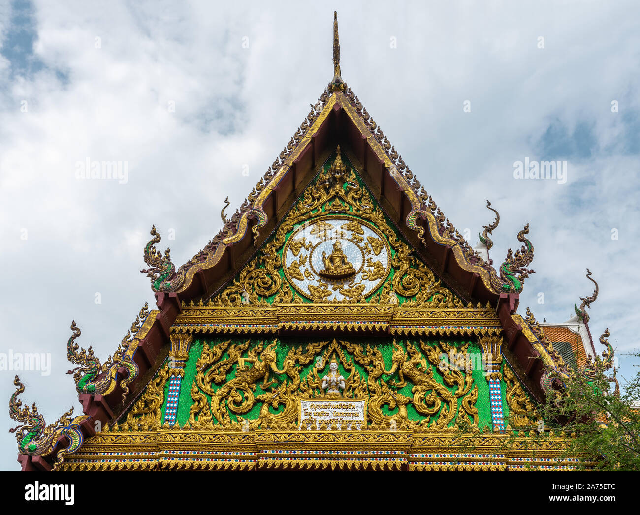 L'Île de Ko Samui, Thaïlande - Mars 18, 2019 : Wat Laem Suwannaram Temple Bouddhiste chinois. Closeupp richement décorés de plein de couleurs côté sud g Banque D'Images