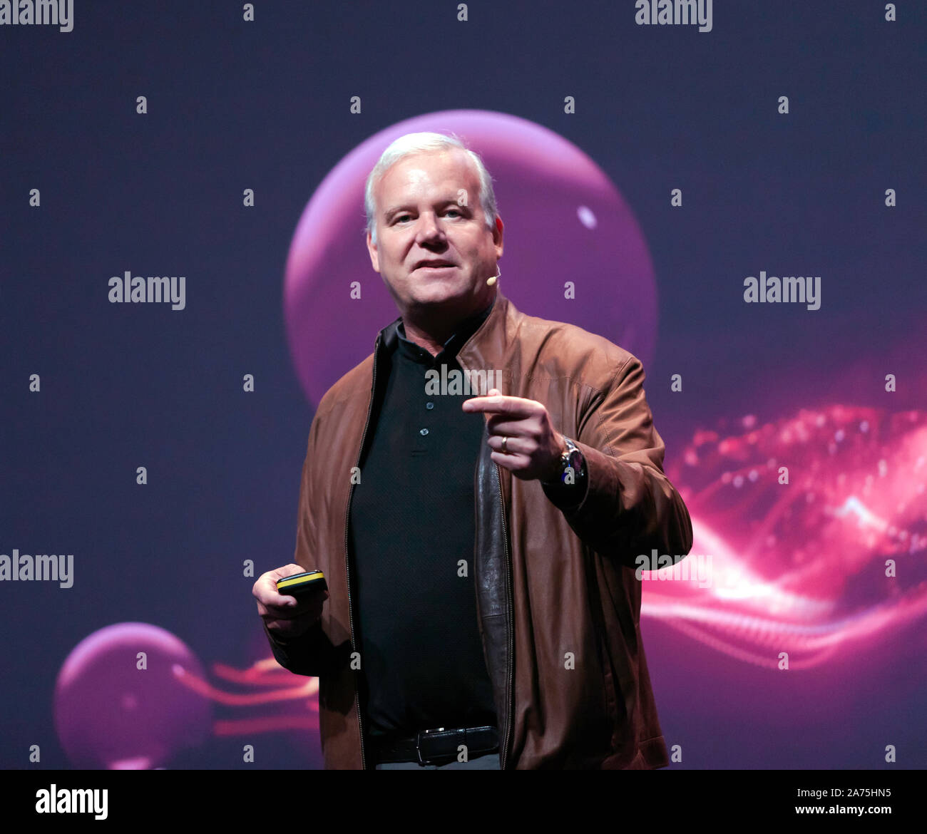 Lee Berger, Phillip Tobias en paléoanthropologie, Président de l'Université du Witwatersrand et National Geographic Society, racontant l'histoire de l'étonnant "Homo naledi', sur la scène principale, à New Scientist vivre 2019 Banque D'Images