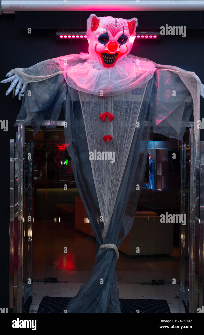 Clown d'Halloween effrayant avec une décoration de visage rouge éclatante accrochée à l'entrée du bar à Killarney, en Irlande Banque D'Images