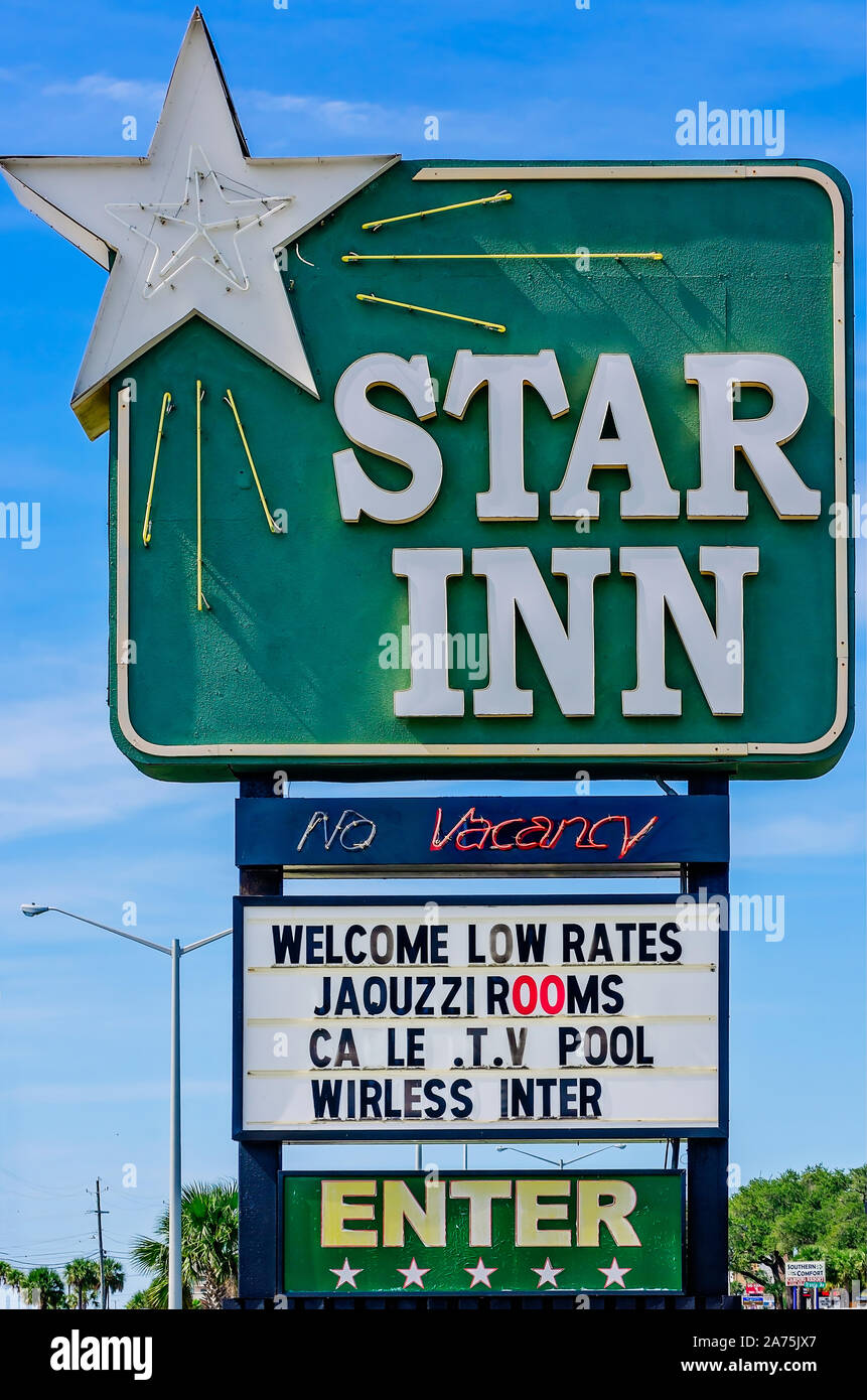 Un signe pour le Star Inn Motel est photographié, le 22 octobre 2019 à Biloxi, Mississippi. Banque D'Images