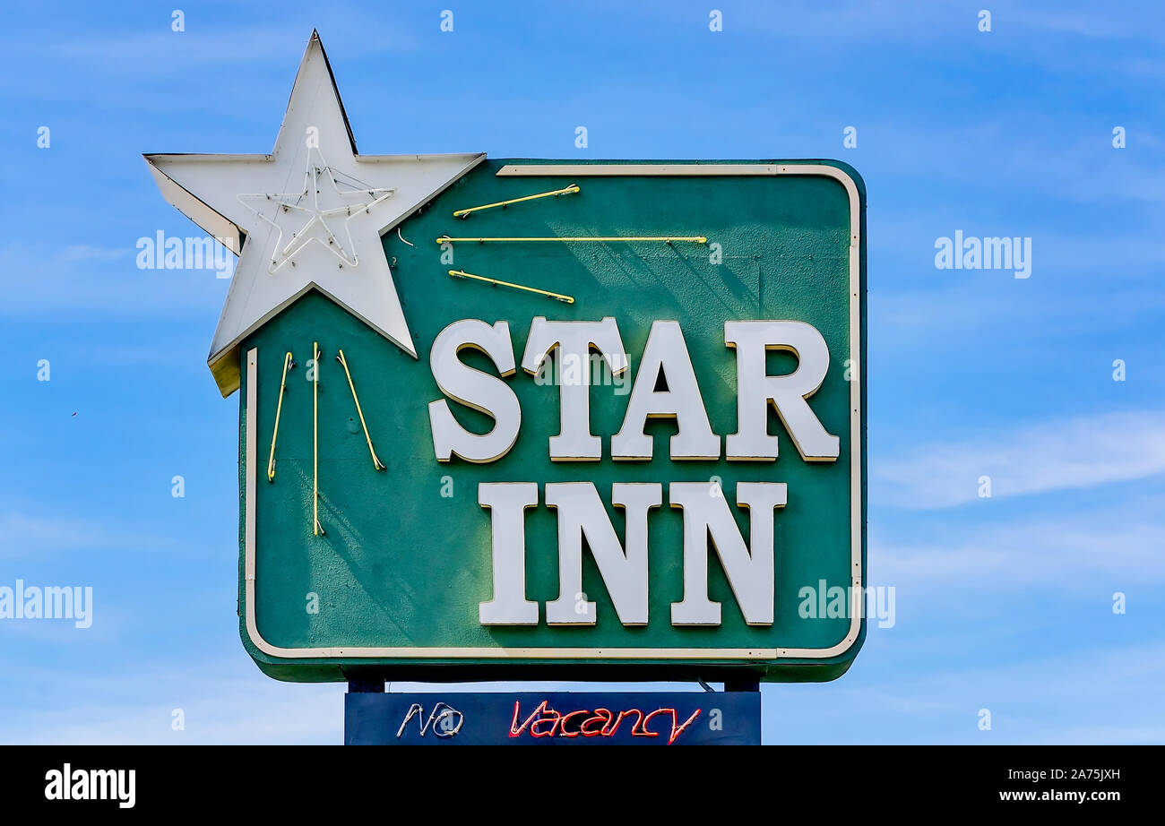Un signe pour le Star Inn Motel est photographié, le 22 octobre 2019 à Biloxi, Mississippi. Banque D'Images