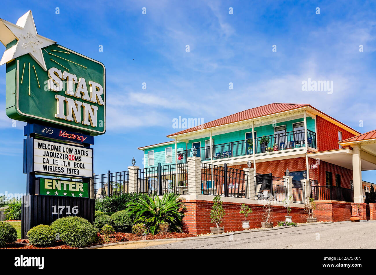 Un signe pour le Star Inn Motel est photographié avec le motel de l'arrière-plan, le 22 octobre 2019 à Biloxi, Mississippi. Banque D'Images