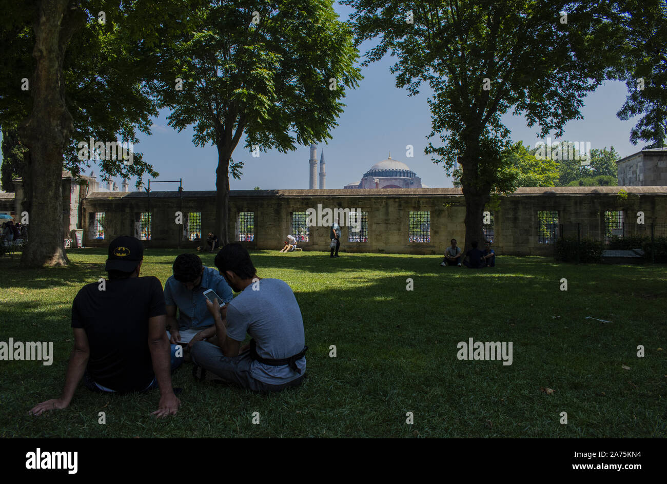 Istanbul : Hagia Sophia, ex-Chrétienne Grecque Orthodoxe cathédrale patriarcale, plus tard mosquée impériale ottomane, par la cour de la Mosquée Bleue Banque D'Images