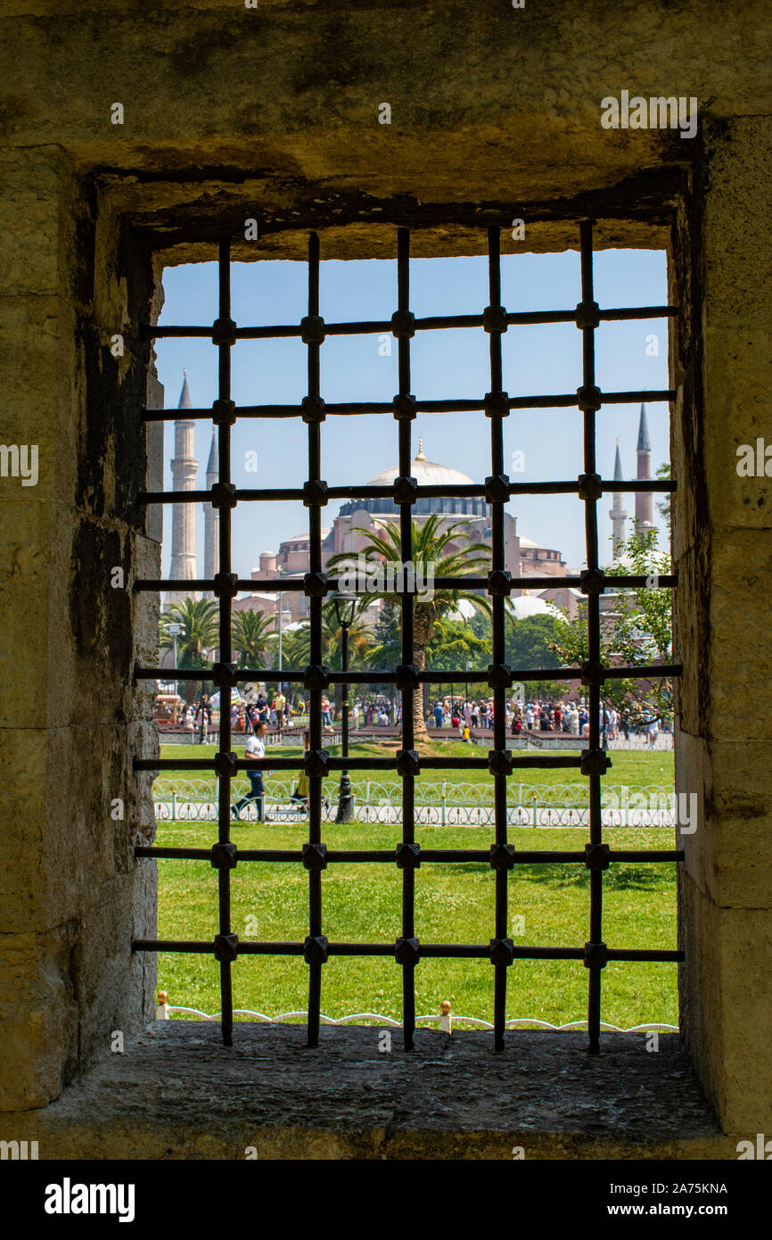 Istanbul : Hagia Sophia, ex-Chrétienne Grecque Orthodoxe cathédrale patriarcale, plus tard mosquée impériale ottomane, par la cour de la Mosquée Bleue Banque D'Images