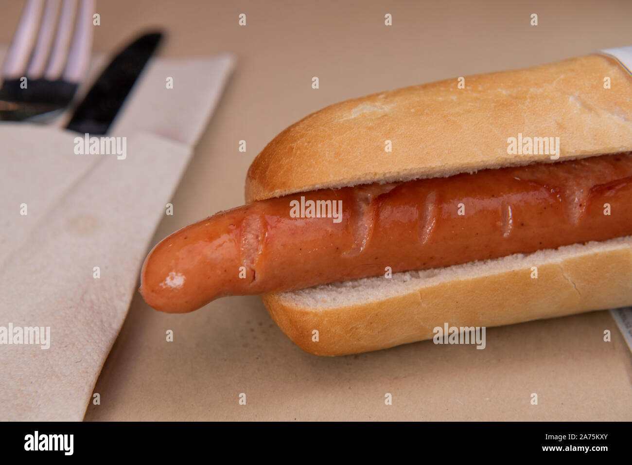 Sandwich de Francfort sur une table dans un restaurant. Banque D'Images