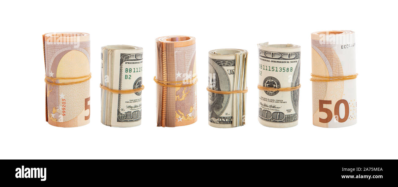 L'argent, finances concept. Rouleaux de billets en euros et dollars américains, la monnaie européenne et découpe isolées contre l'arrière-plan blanc, bannière. Banque D'Images