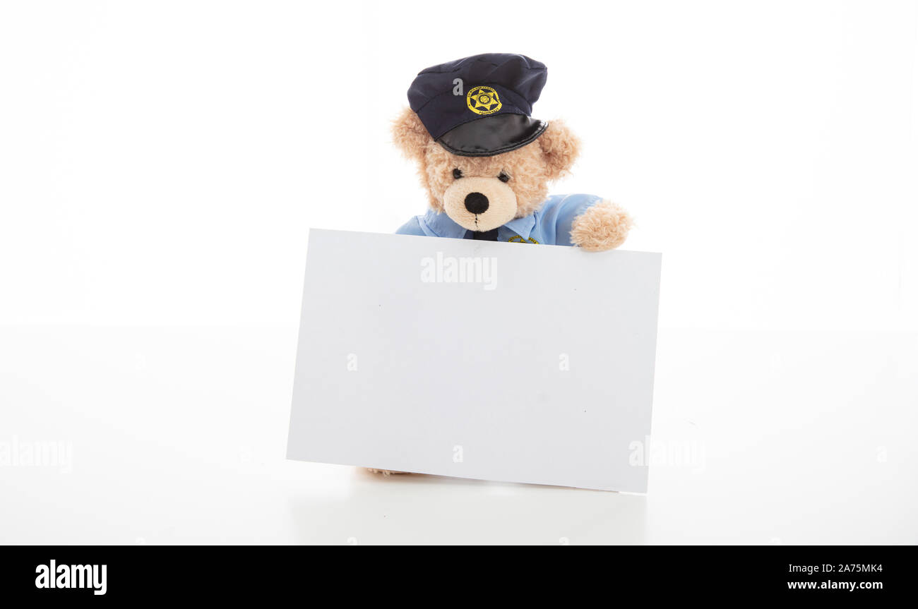 Concept de police et de sécurité. Mignon ours en uniforme policier tenant une carte vierge isolés contre fond blanc, copy space Banque D'Images