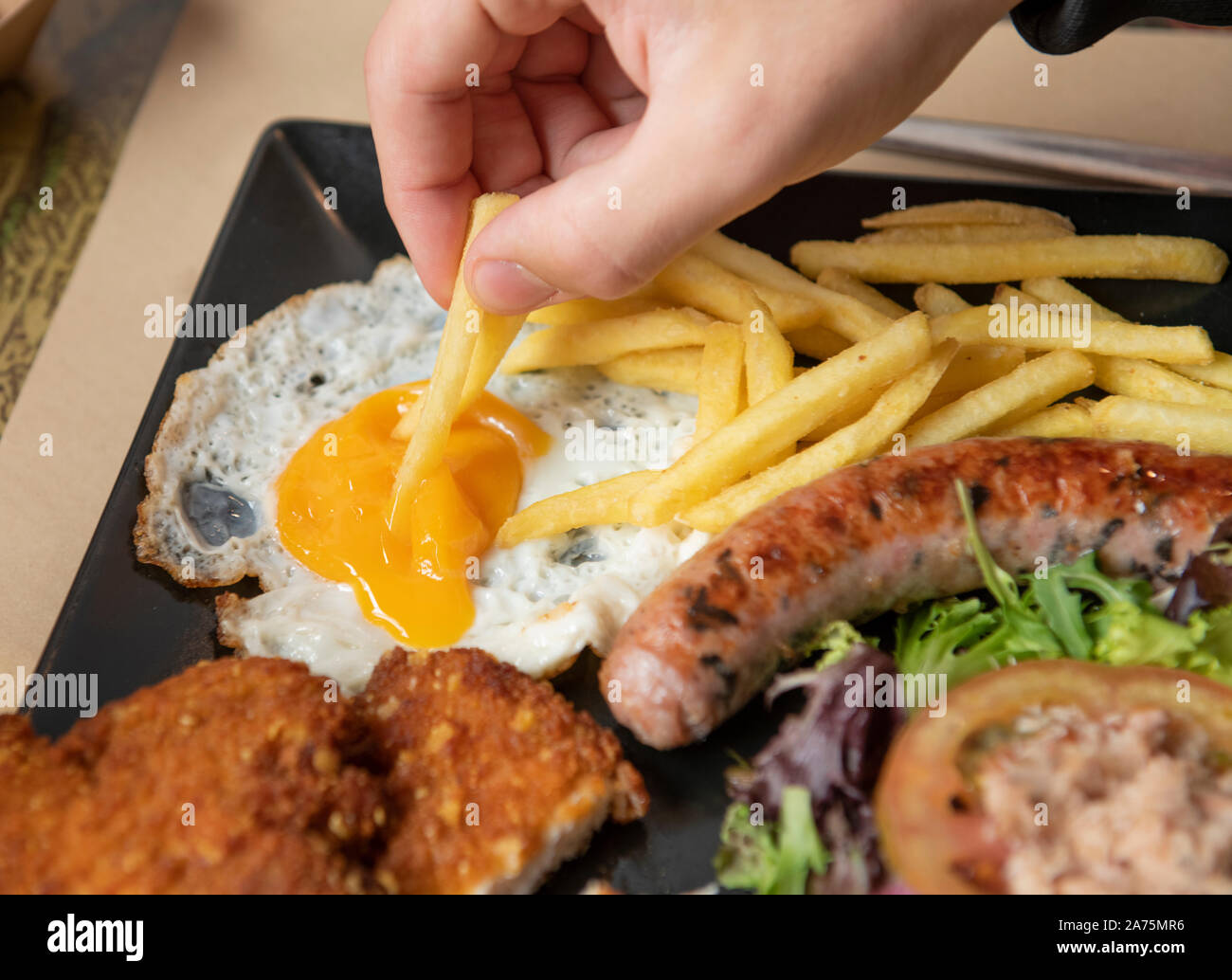 Les personnes mangeant repas plantureux dans un restaurant Banque D'Images