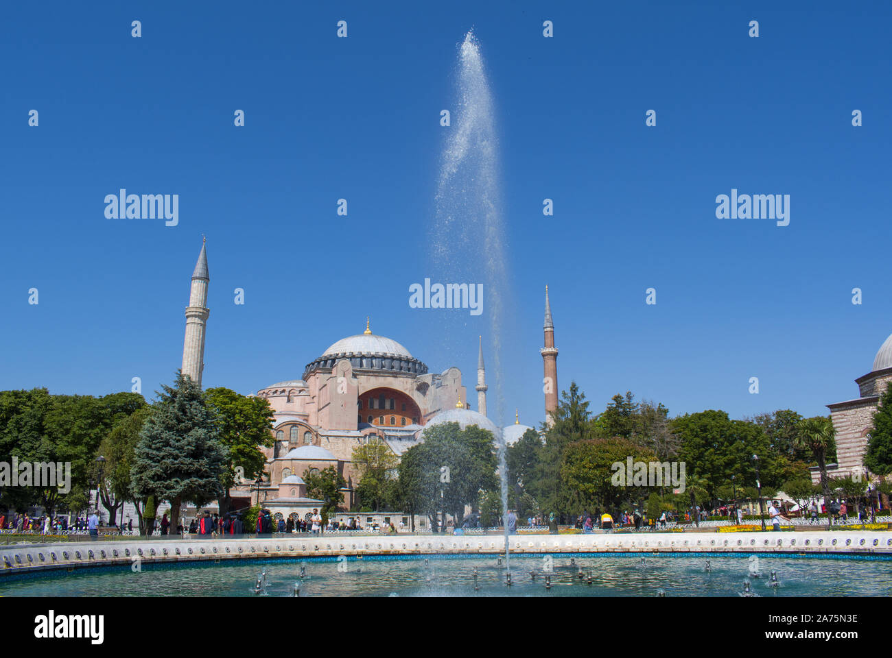 Istanbul : Hagia Sophia, ex-Chrétienne Grecque Orthodoxe cathédrale patriarcale puis mosquée impériale ottomane maintenant musée, du Parc de la fontaine du Sultan Ahmet Banque D'Images
