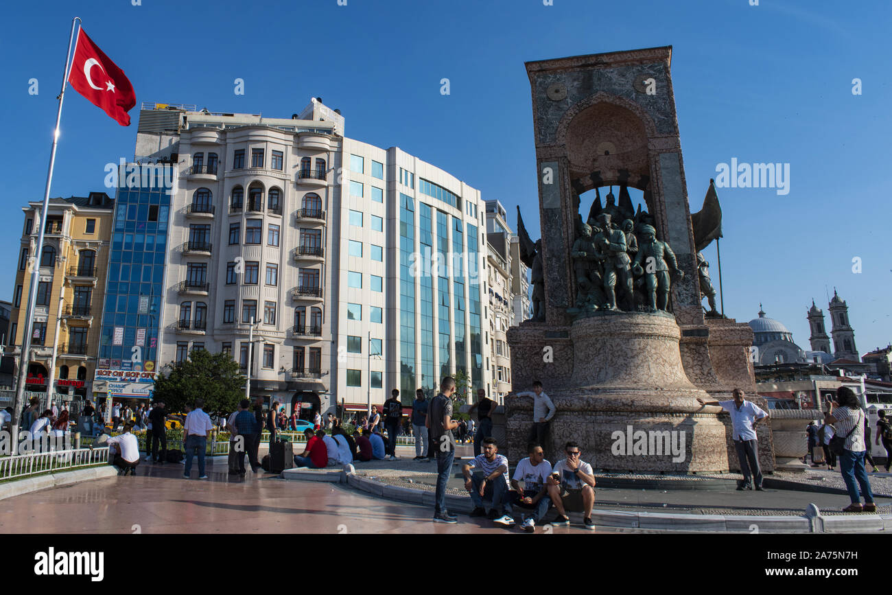 Istanbul : les gens sur la place Taksim avec la République Monument fait par l'Italien Pietro Canonica o commémorer la création de la République turque en 1923 Banque D'Images