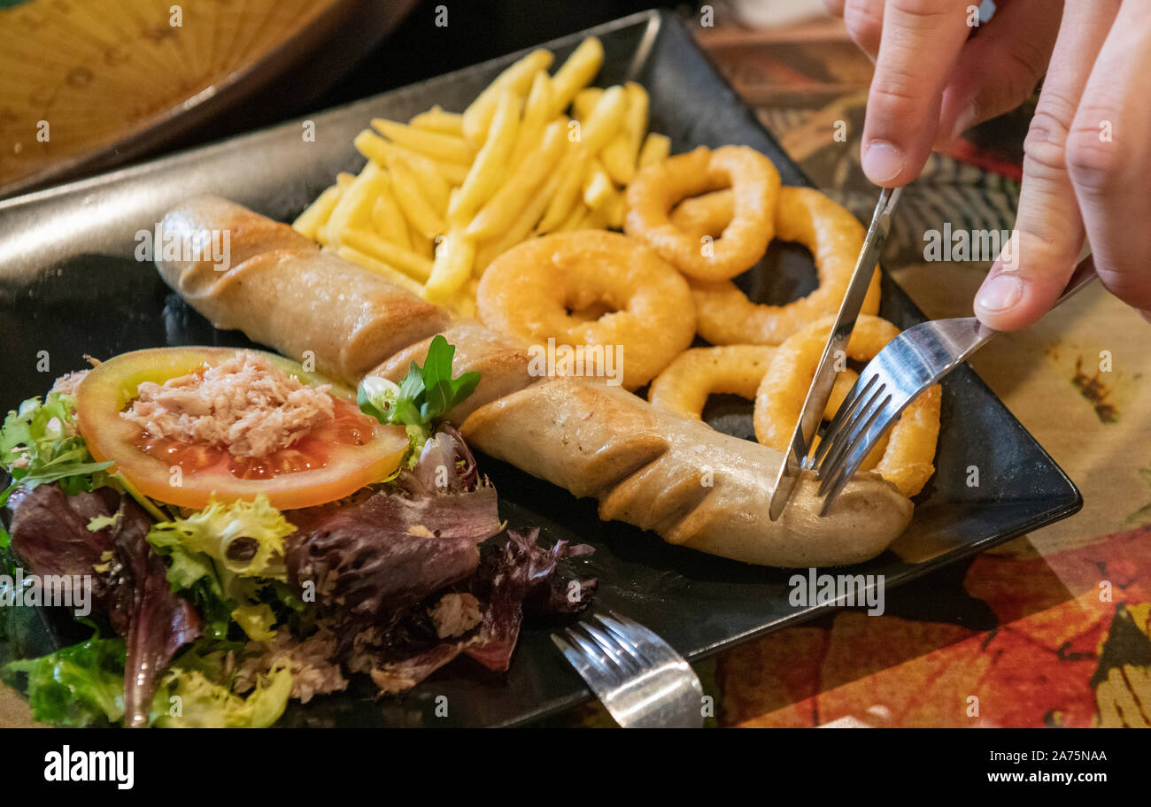 Les personnes mangeant repas plantureux dans un restaurant Banque D'Images