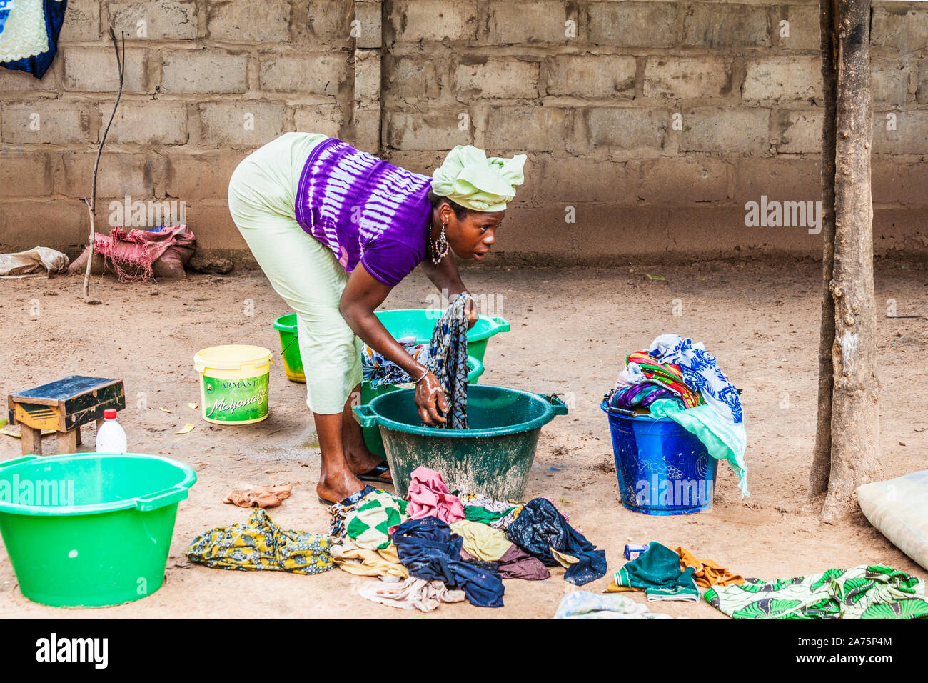 Africaine qui lave le linge Banque de photographies et d’images à haute résolution Alamy