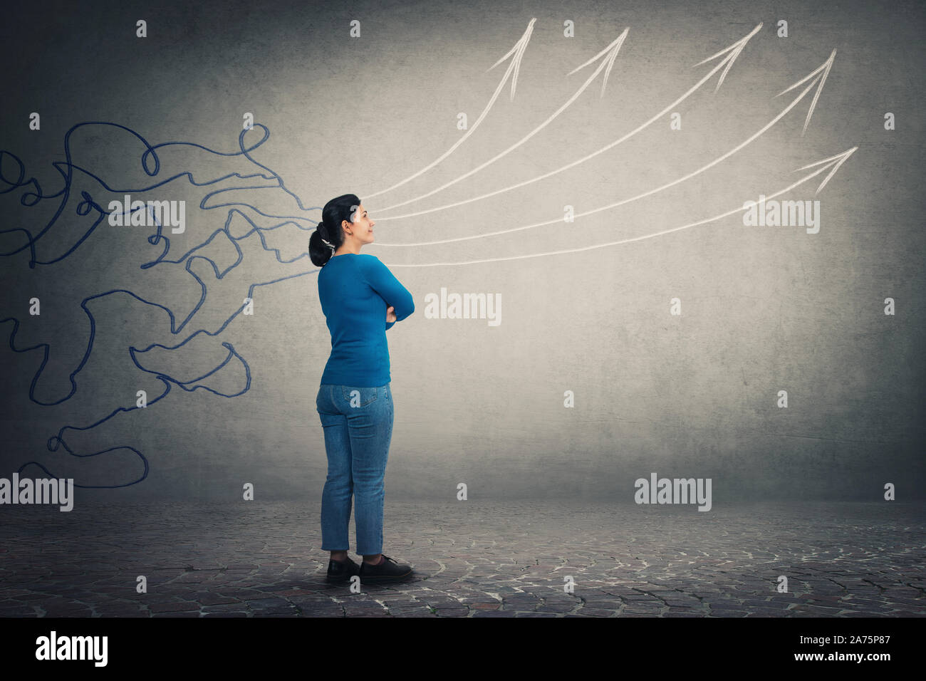 Jeune femme gaie, mains croisées, à l'avant avec les émotions positives. Concept de traitement de l'information en tant que lignes mess venir par tête et transf Banque D'Images