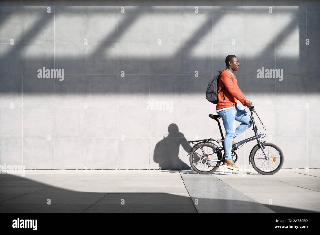 L'homme de l'Afrique de l'équitation, le vélo pour déplacements urbains Banque D'Images