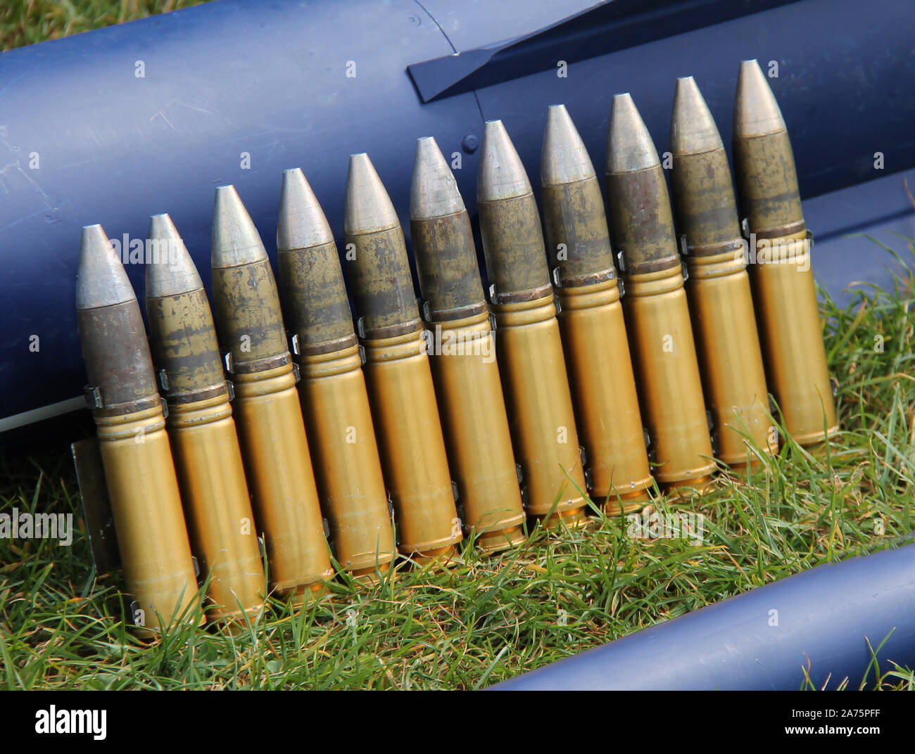 Une rangée de balles munitions militaires lourds. Banque D'Images