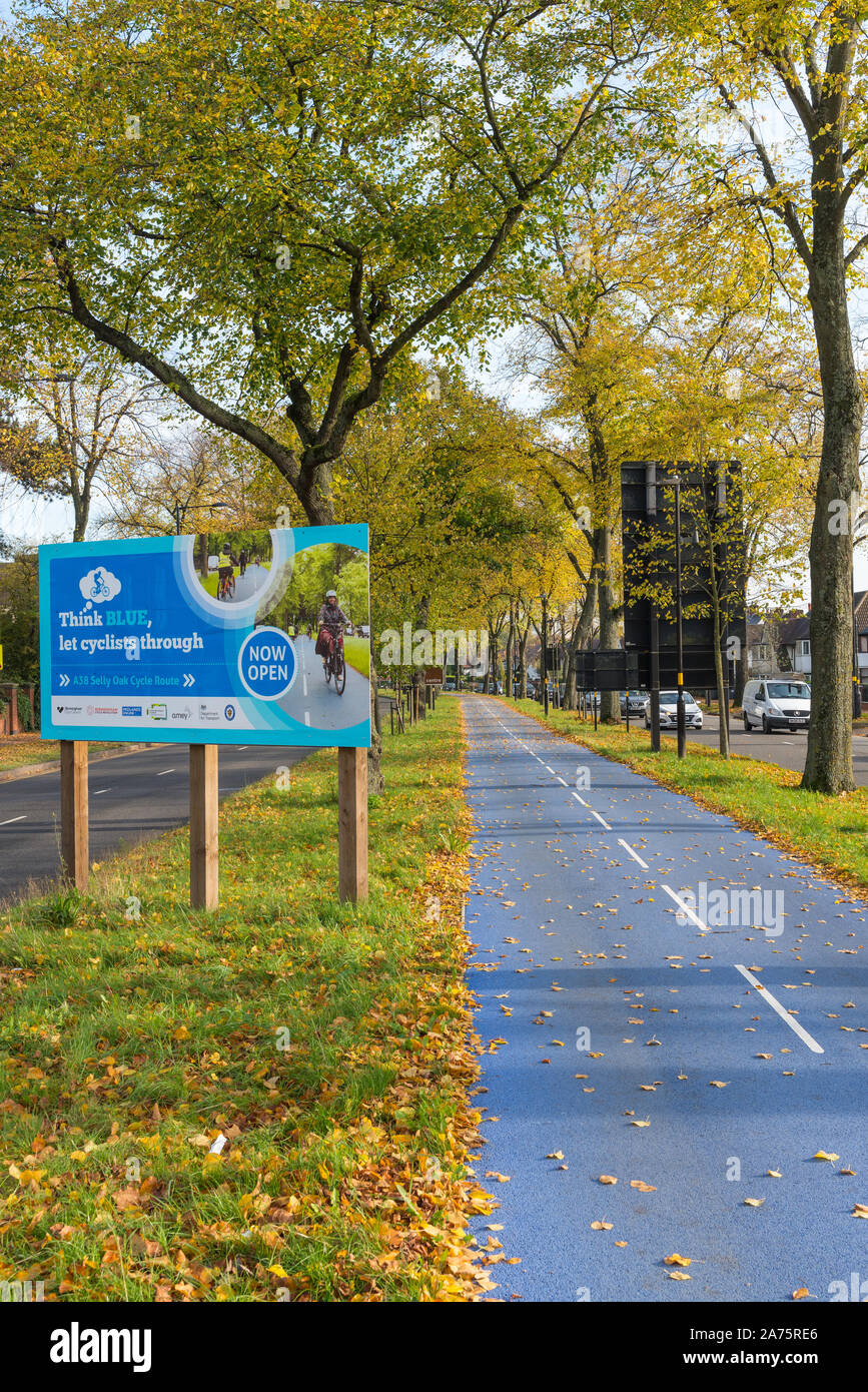 L'ouverture récente de la voie cyclable dédié bleu sur l'A38 via la route de Bristol et Selly Oak dans Edgbaston Birmingham, UK Banque D'Images
