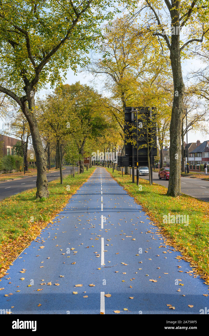 L'ouverture récente de la voie cyclable dédié bleu sur l'A38 via la route de Bristol et Selly Oak dans Edgbaston Birmingham, UK Banque D'Images