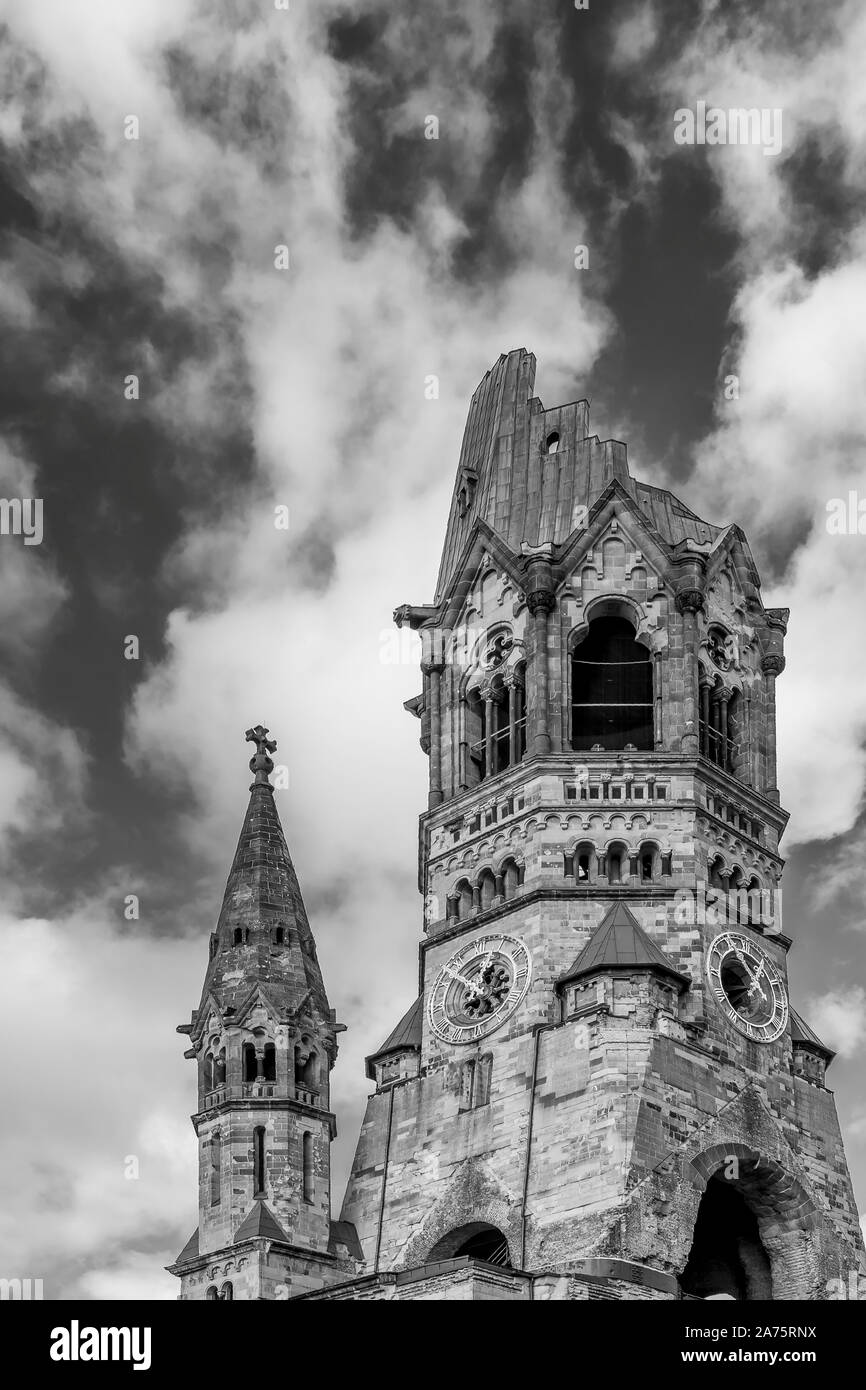 Belle vue en noir et blanc de la détruit le clocher de l'église Gedächtniskirche à Berlin, en Allemagne, contre un ciel dramatique Banque D'Images