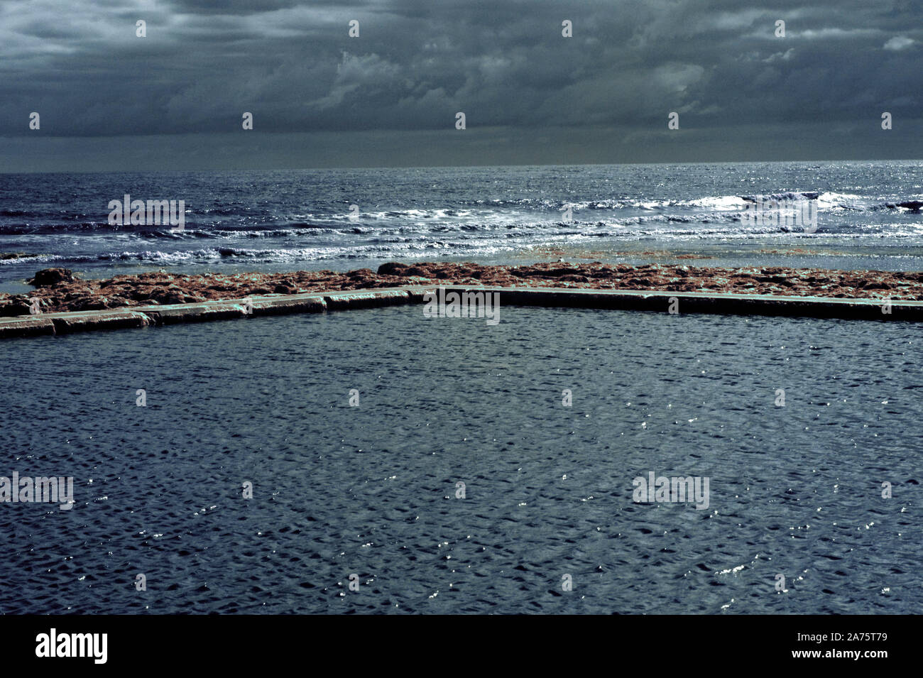 Image infrarouge - bassin de marée à marée basse - viking bay - resort de broadstairs - Île de Thanet - Kent - Angleterre - Royaume-Uni Banque D'Images