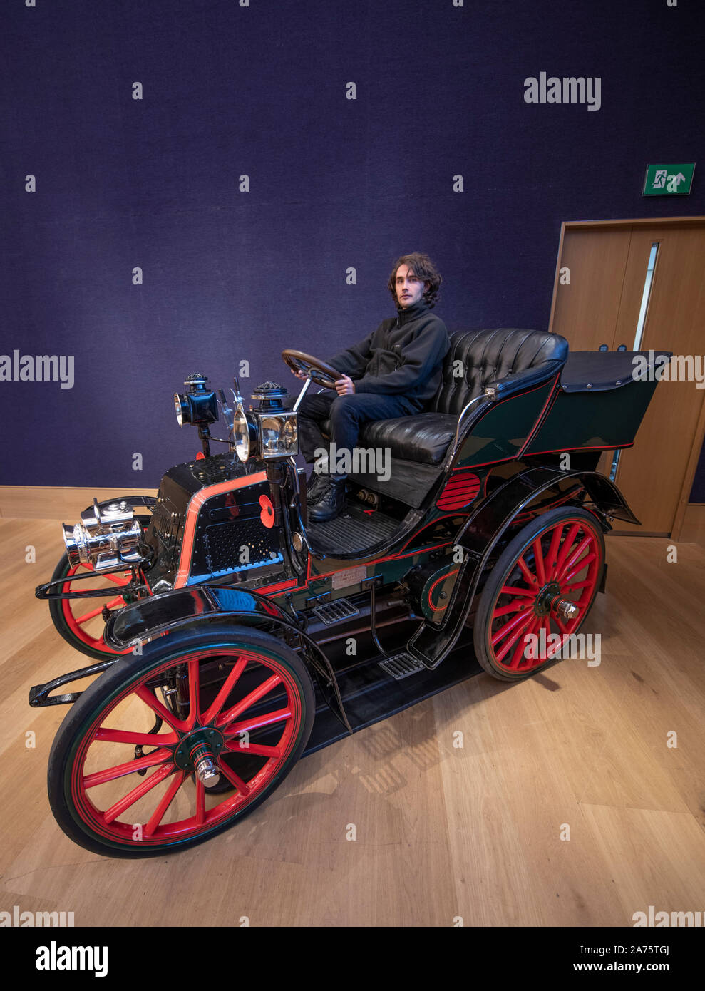 Bonhams, New Bond Street, London, UK. 30 octobre 2019. Londres à Brighton Exécuter Vente Aperçu, Veteran Motor Cars et les voitures sur pioneer d' Automobilia à vue avant la vente Bonhams au 1er novembre. De droit : 1900 'MMC Charette' Tonneau à deux cylindres, estimation £220,000-260,000. Offert avec une entrée en cette année de Londres à Brighton Exécuter le dimanche 3 novembre. Credit : Malcolm Park/Alamy Live News. Banque D'Images