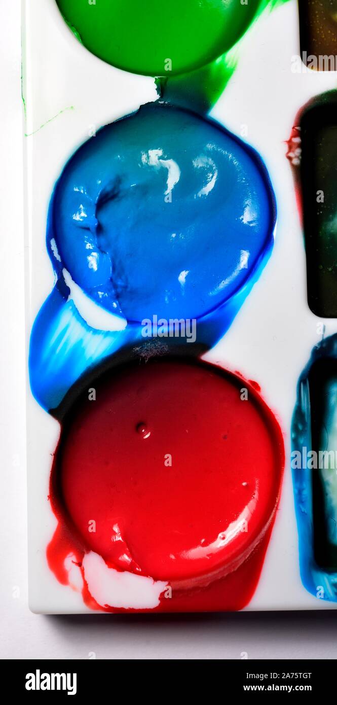 Palette de peinture avec des couleurs vives couleurs Banque D'Images