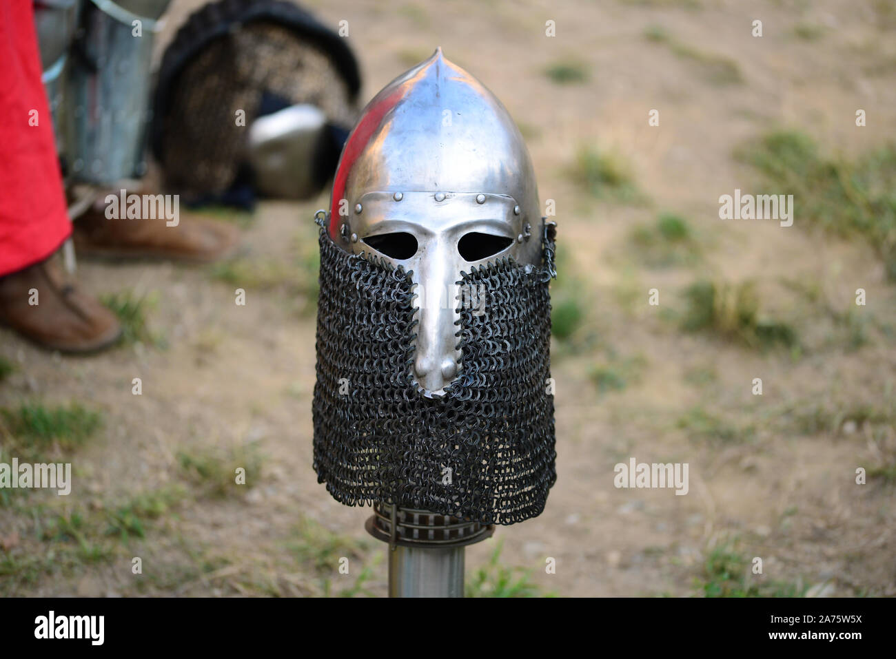 Armure médiévale chevalier casque de métal et détail fermer Banque D'Images