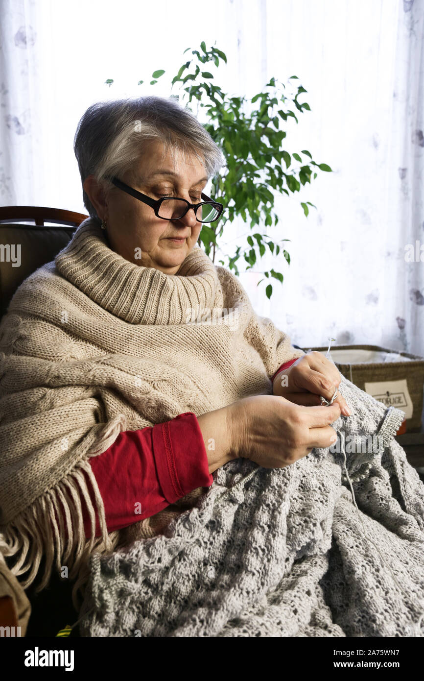 Close-up Portrait of Senior Woman Knitting avec de la laine, fil de laine tricotées mains grands-mères. L'artisanat est Hobby de vieille femme. Senior Lady, Happy Granny Knitte Banque D'Images