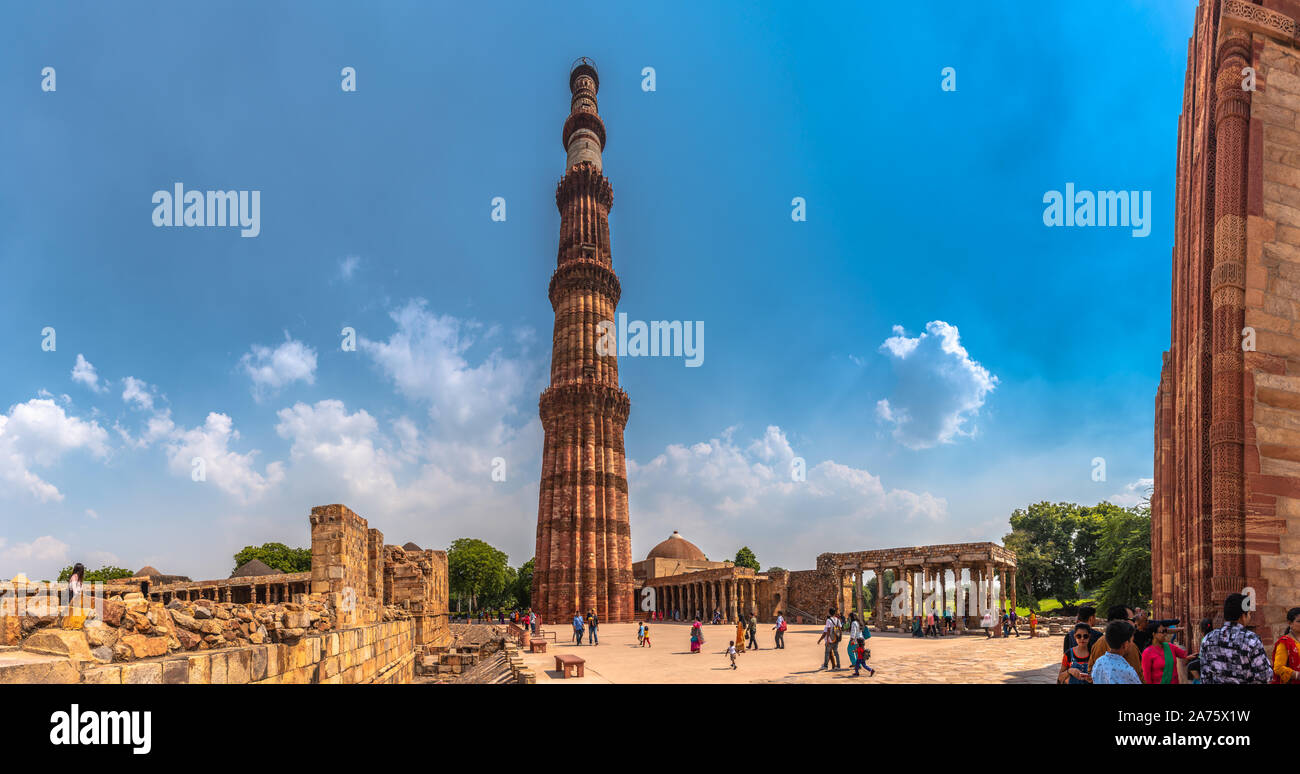 Le Qutb Minar, également orthographié comme Qutab Minar ou Qutub Minar et les bâtiments en ruine Banque D'Images