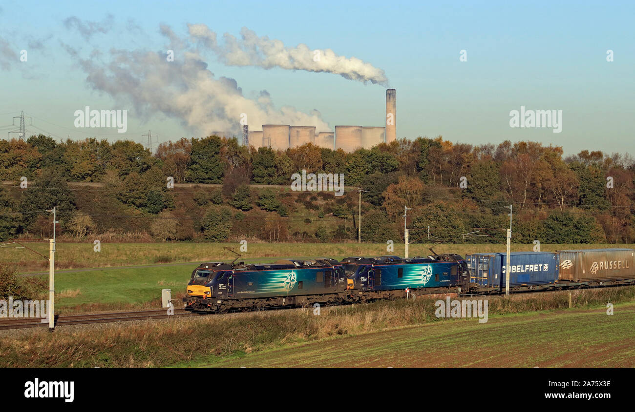 Deux locomotives DRS's pass Daresbury près de Runcorn par un beau matin d'automne. Le train transporte des conteneurs intermodaux de Glasgow à Daventry Banque D'Images